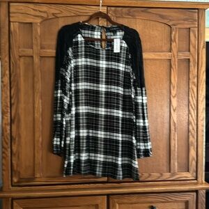 Black/white plaid top with lace shoulders, long sleeve gathered at the wrist.